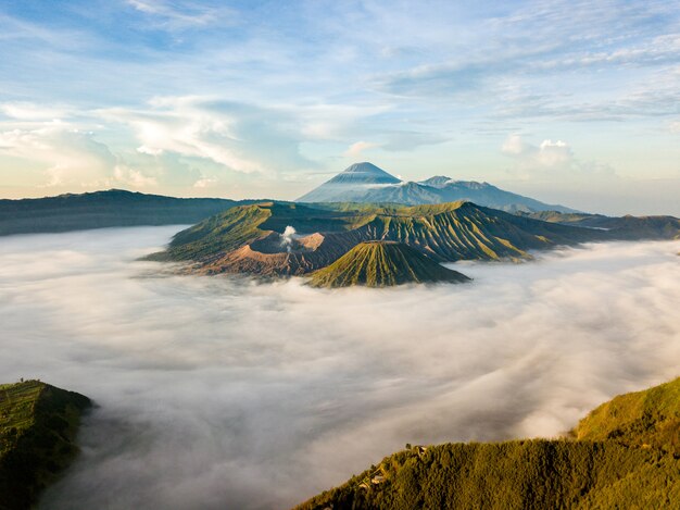 Paysage de montagnes nuageux