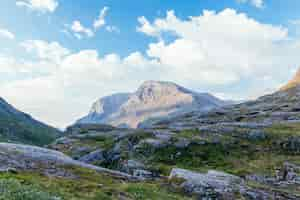 Photo gratuite paysage de montagnes rocheuses sur ciel bleu