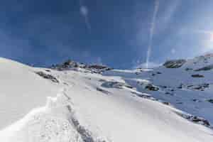 Photo gratuite paysage montagneux à couper le souffle couvert de belle neige blanche à sainte foy, alpes françaises