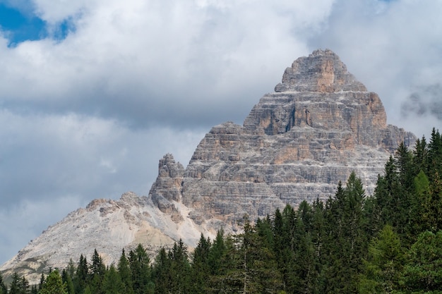 Paysage montagneux dans le parc naturel des trois pics en Italie