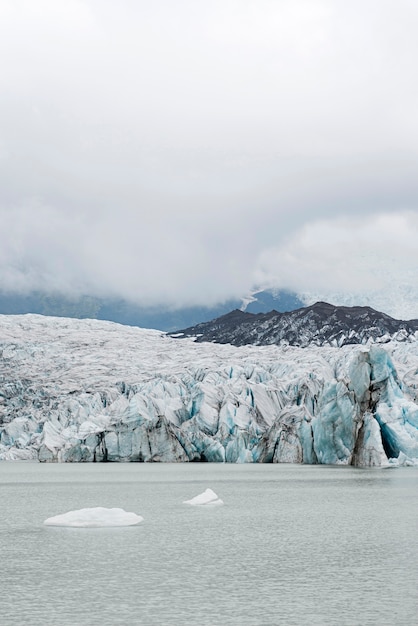 Photo gratuite paysage nature nuageux au bord du lac