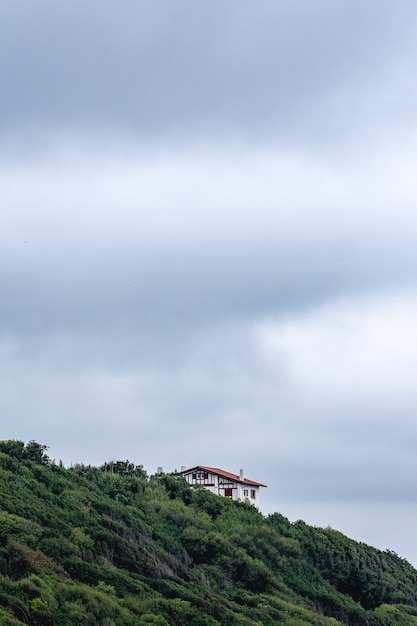 Paysage naturel avec une maison rurale dans une journée nuageuse