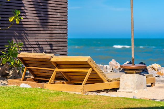 Paysage naturel en plein air avec une chaise longue autour de la piscine dans le complexe hôtelier