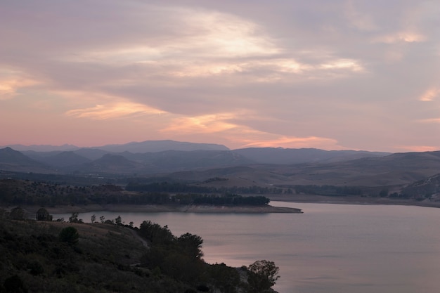 Paysage naturel avec rivière