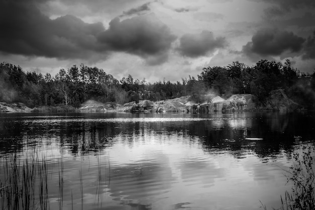 Paysage noir et blanc avec lac