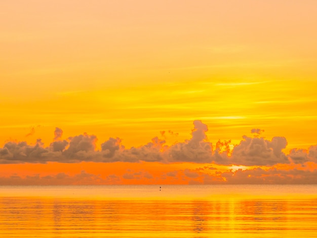Paysage d&#39;océan de belle plage tropicale et mer avec nuage et ciel au lever ou coucher du soleil