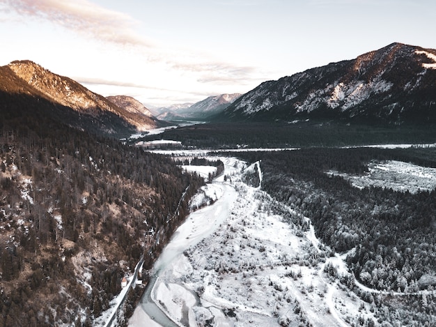 Photo gratuite paysage parfait de forêt et de montagne pendant les périodes froides