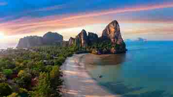 Photo gratuite paysage de la plage de railay au lever du soleil à krabi en thaïlande