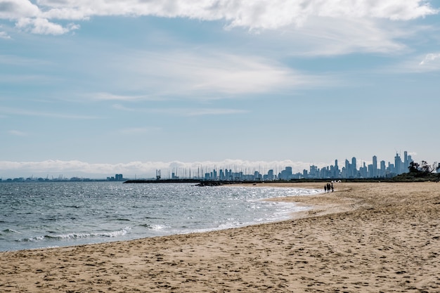 Photo gratuite paysage de plage et de ville