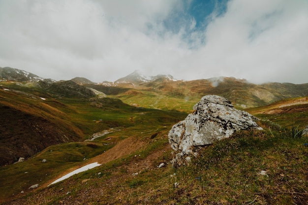 Paysage rocheux nuageux avec végétation