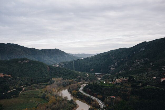 Paysage de la route de montagne et de la vallée de la rivière