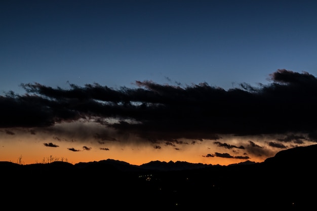 Paysage de silhouettes de montagne