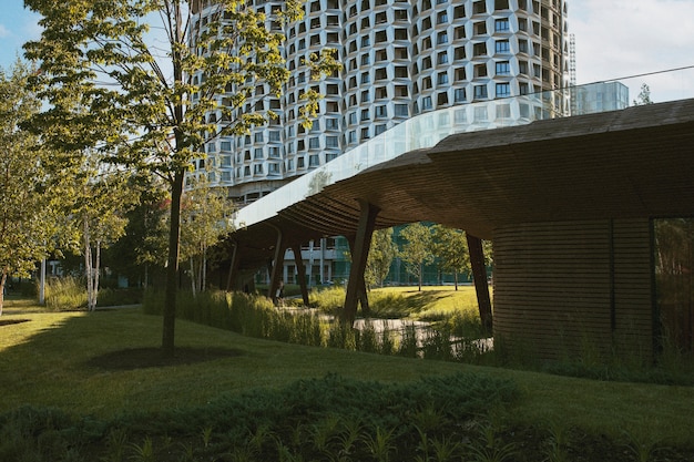 Paysage urbain analogique avec des bâtiments à la lumière du jour