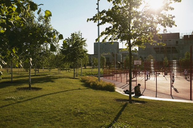 Photo gratuite paysage urbain analogique avec des bâtiments à la lumière du jour