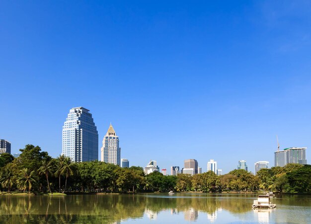 Paysage urbain du quartier des affaires d&#39;un parc avec le ciel bleu