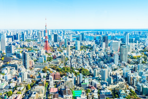 paysage urbain fantastique avec des gratte-ciel et les arbres