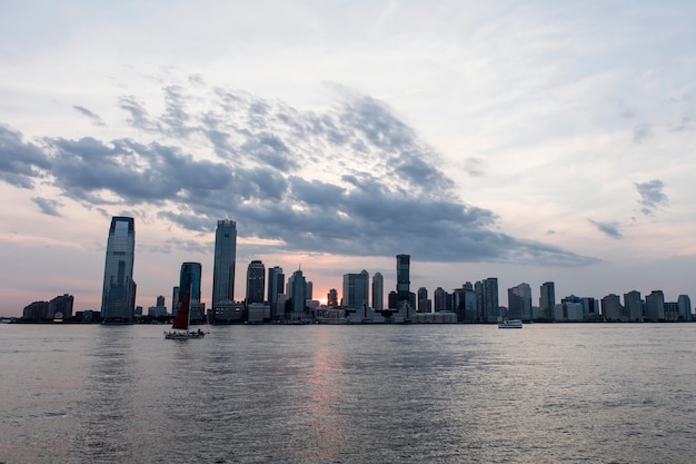 Paysage urbain avec de grands bâtiments et de l'eau