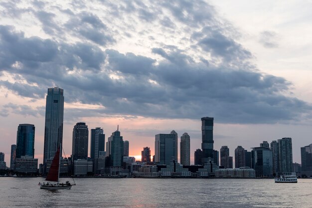 Paysage urbain avec de grands bâtiments et de l'eau