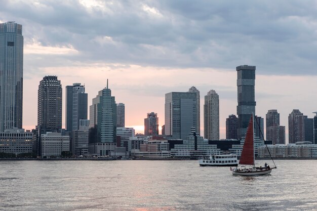 Paysage urbain avec de grands bâtiments et de l'eau