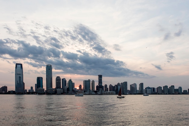 Paysage urbain avec de grands bâtiments et de l'eau