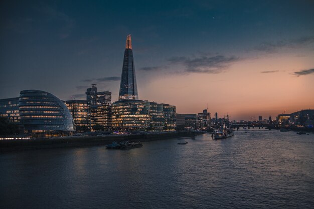Paysage urbain de Londres au coucher du soleil