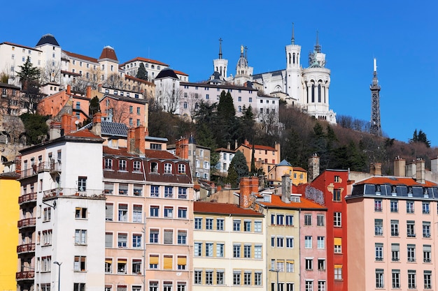 Paysage urbain de Lyon avec des bâtiments colorés