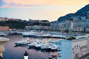 Photo gratuite paysage urbain de monaco au coucher du soleil port de mer avec des yachts amarrés, des bâtiments résidentiels et des rues