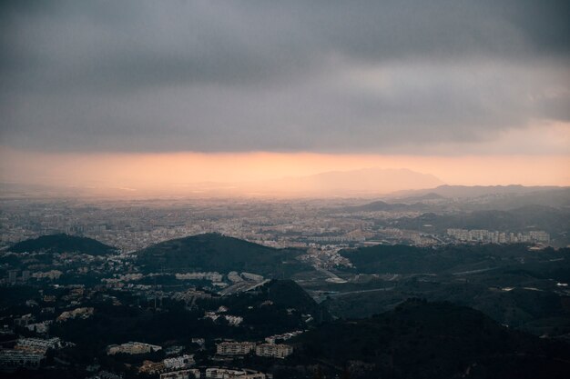 Paysage urbain et montagne sous les nuages orageux