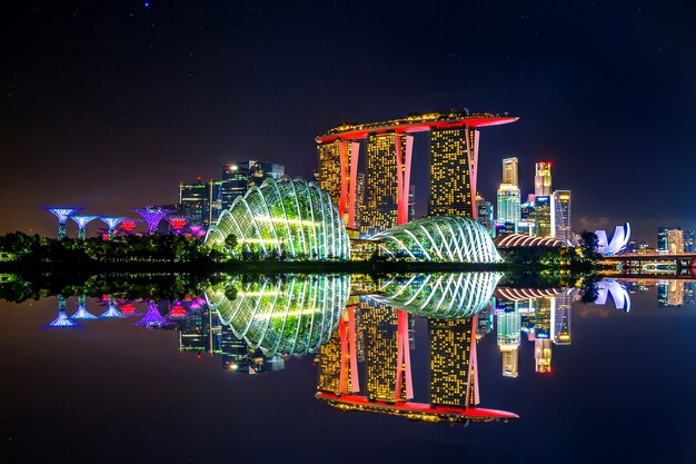 Paysage urbain de nuit à Singapour.