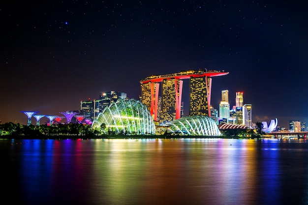 Photo gratuite paysage urbain de nuit à singapour.