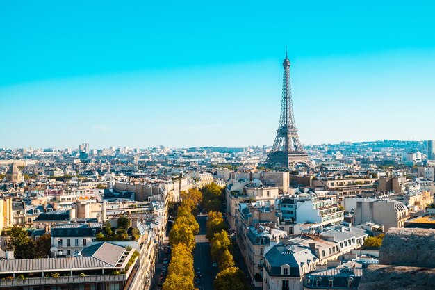 Paysage urbain de Paris sous la lumière du soleil et un ciel bleu en Fra