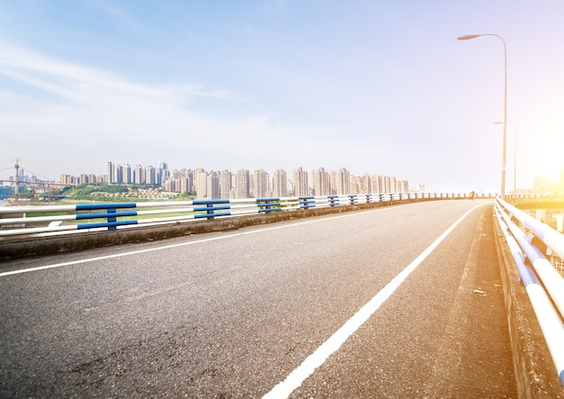 Photo gratuite paysage urbain avec une route