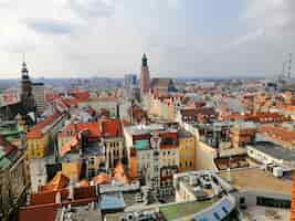 Photo gratuite paysage urbain de wroclaw sous un ciel nuageux en pologne