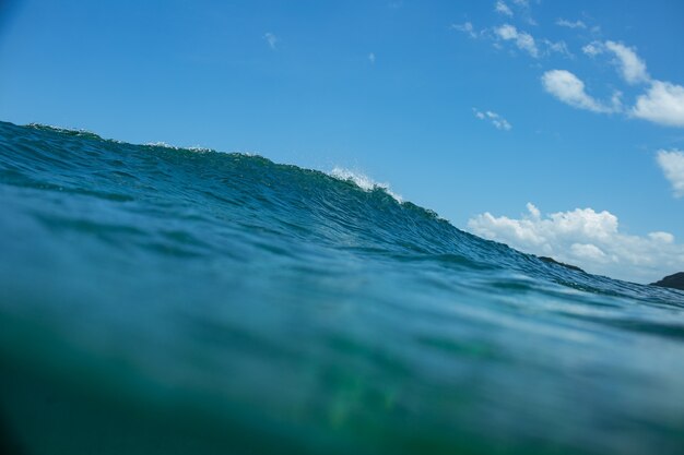 Paysage avec vague bleue.