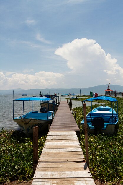 Paysage de la vie au mexique avec des bateaux