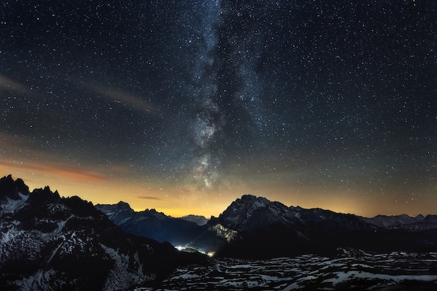 Paysages à couper le souffle de la Voie lactée sur les Alpes italiennes