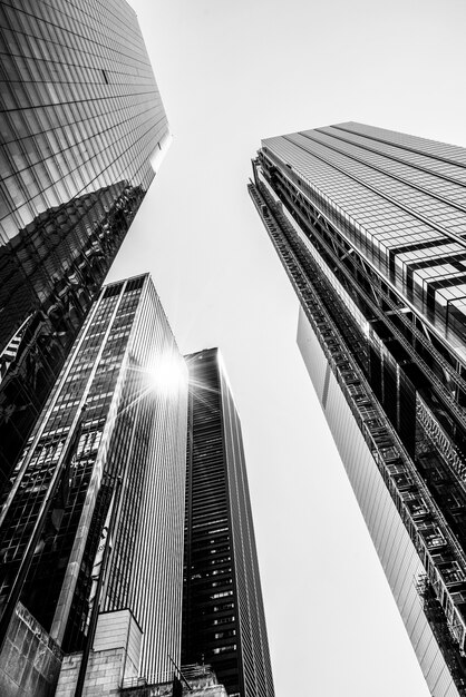 Paysages dramatiques en noir et blanc avec des bâtiments en contre-plongée