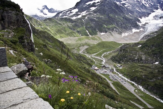 Paysages fascinants des belles montagnes enneigées sous un ciel nuageux