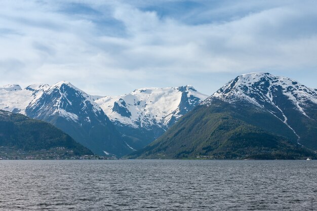 Paysages pittoresques des fjords norvégiens