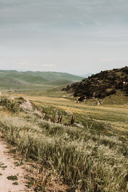 Photo gratuite paysages rustiques des plaines et collines de la belle campagne