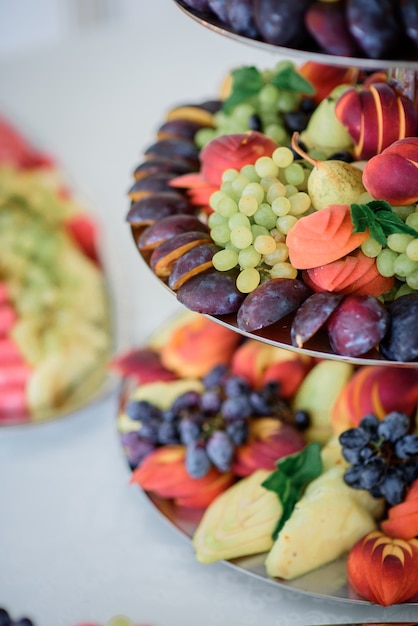 Pêches tranchées, pommes, ananas et prunes