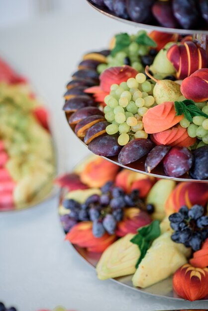 Pêches tranchées, pommes, ananas et prunes