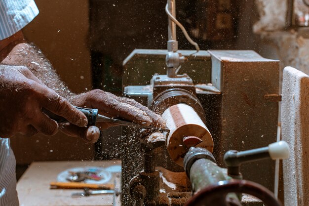 Peeling de l'artisanat en bois dans les machines