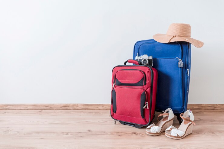Photo gratuit peep-toe chaussures et chapeau près des valises et caméra