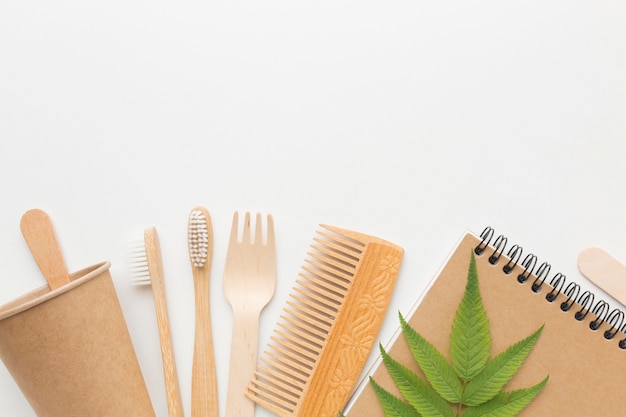 Peigne écologique et brosse à dents à côté de l'ordinateur portable