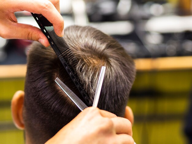 Peigner et couper les cheveux chez le coiffeur