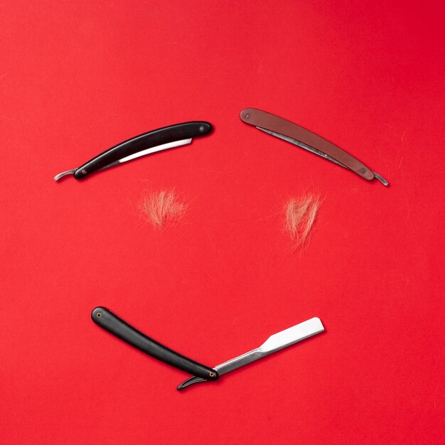 Peignes et outils de coiffeur sur la vue de dessus rouge