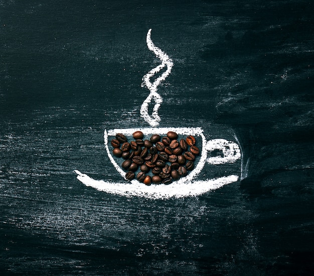 Photo gratuite peint tasse de café avec les grains de café naturel sur un tableau.