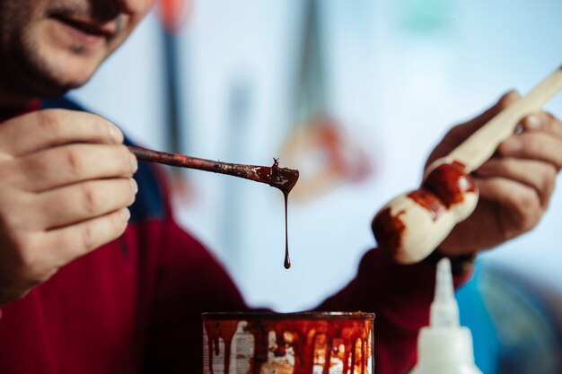 Peinture artisanale en bois avec laque brune