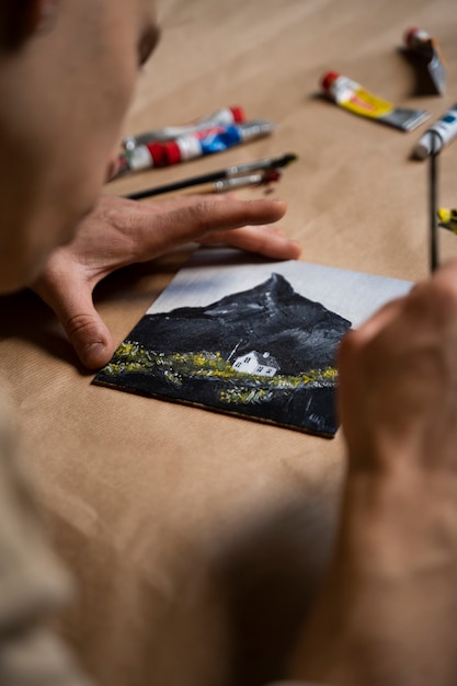 Photo gratuite peinture d'artiste à haut angle avec des aquarelles